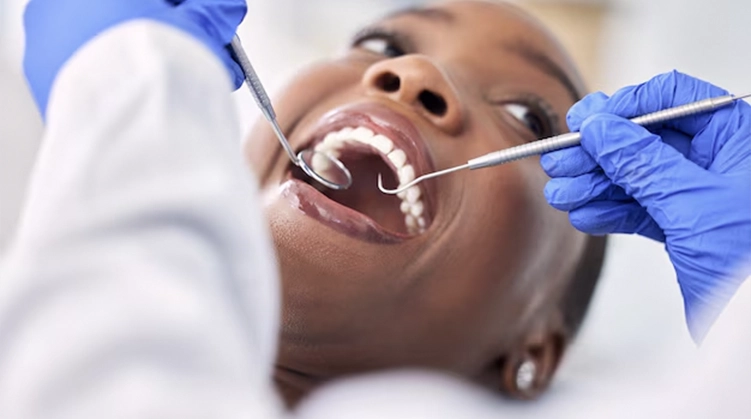 Dentisterie en Tunisie – Soins des dents, des gencives et esthétique du sourire Consultation dentaire en Tunisie entre un dentiste et un patient dans un cabinet moderne