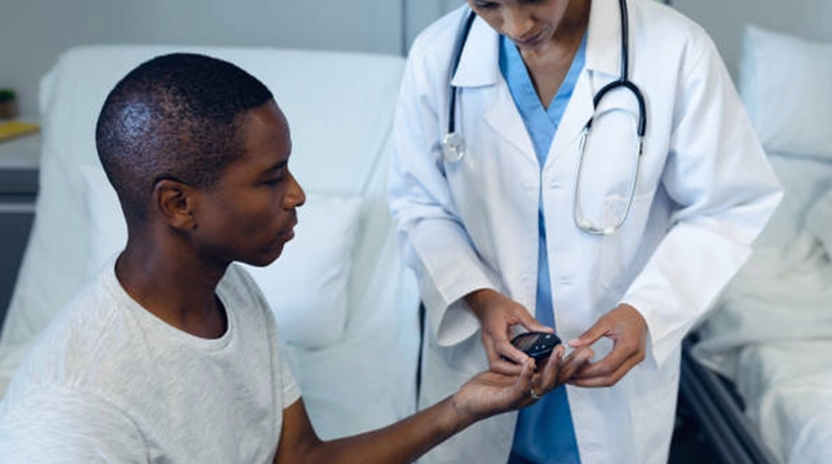 Diabétologie en Tunisie – Suivi médical du diabète et prévention des complications Consultation en diabétologie en Tunisie entre un patient diabétique et un spécialiste