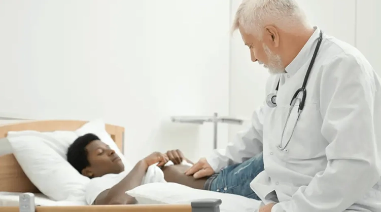 Gastro-entérologie en Tunisie – Soins spécialisés pour l’appareil digestif Consultation de gastro-entérologie en Tunisie entre un spécialiste et un patient présentant des troubles digestifs