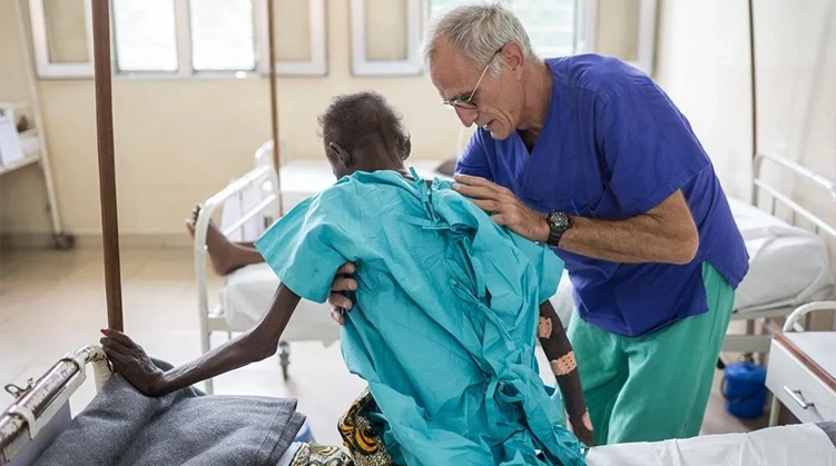 Consultation en maladies infectieuses en Tunisie entre un infectiologue et un patient présentant des symptômes prolongés