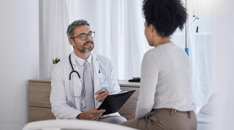 Médecine Générale Tunisie – Consultation médicale avec un médecin expérimenté Consultation de médecine générale en Tunisie entre un médecin blanc et un patient noir dans une clinique moderne