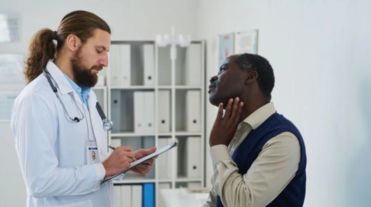 Médecine Interne en Tunisie – Diagnostic et suivi des maladies chroniques et complexes Consultation en médecine interne en Tunisie entre un médecin interniste et un patient dans un cabinet moderne
