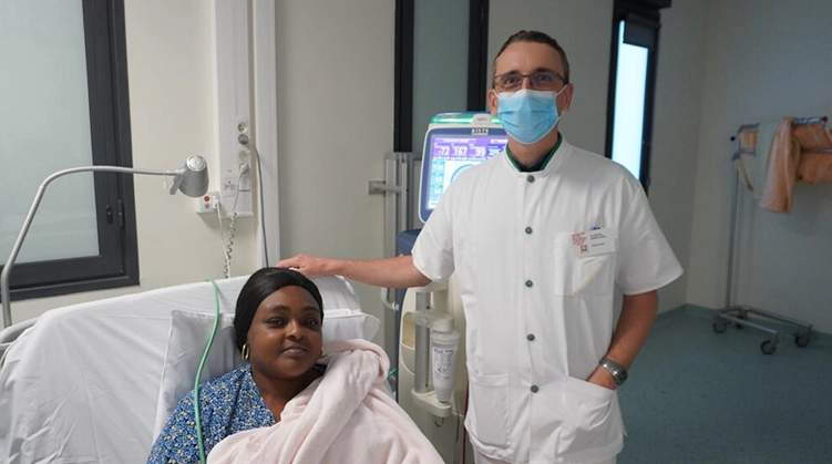 Néphrologie en Tunisie – Prise en charge des maladies rénales et suivi spécialisé Consultation en néphrologie en Tunisie entre un spécialiste des reins et un patient