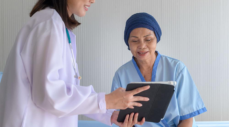 Oncologie en Tunisie – Diagnostic et traitement personnalisé du cancer Consultation en oncologie en Tunisie entre un spécialiste du cancer et un patient en traitement