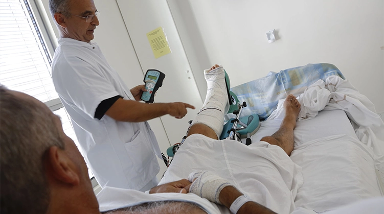 Consultation orthopédique en Tunisie entre un spécialiste et un patient souffrant de douleurs articulaires ou osseuses