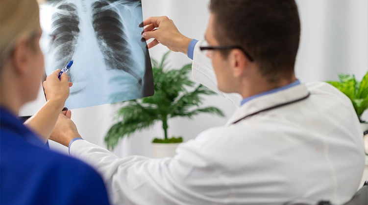 Pneumologie en Tunisie – Soins spécialisés pour les maladies respiratoires Consultation en pneumologie en Tunisie avec un pneumologue et un patient souffrant de troubles respiratoires