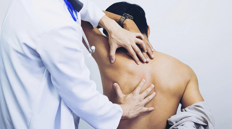 Consultation en rhumatologie en Tunisie entre un spécialiste et un patient souffrant de douleurs articulaires ou inflammatoires