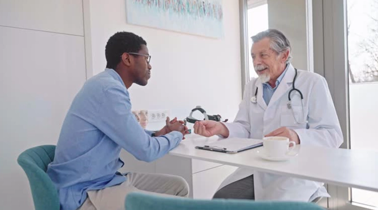Urologie en Tunisie – Traitement des troubles urinaires et de la santé masculine Consultation urologique en Tunisie entre un patient et un spécialiste des voies urinaires